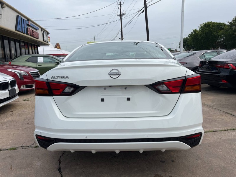 Nissan Altima Vehicle Image 04