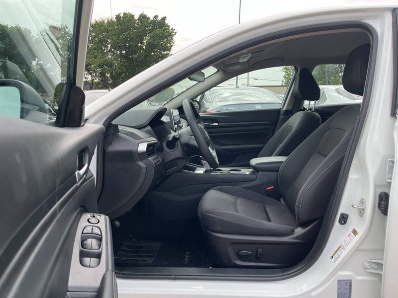 Nissan Altima Vehicle Image 07
