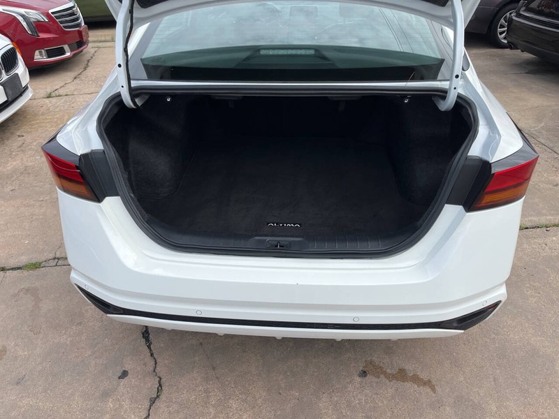 Nissan Altima Vehicle Image 09