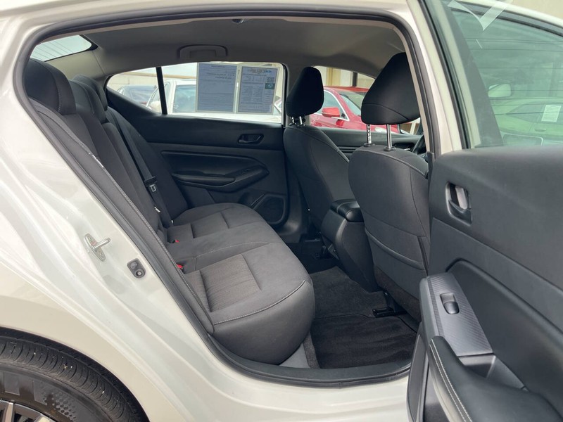 Nissan Altima Vehicle Image 10