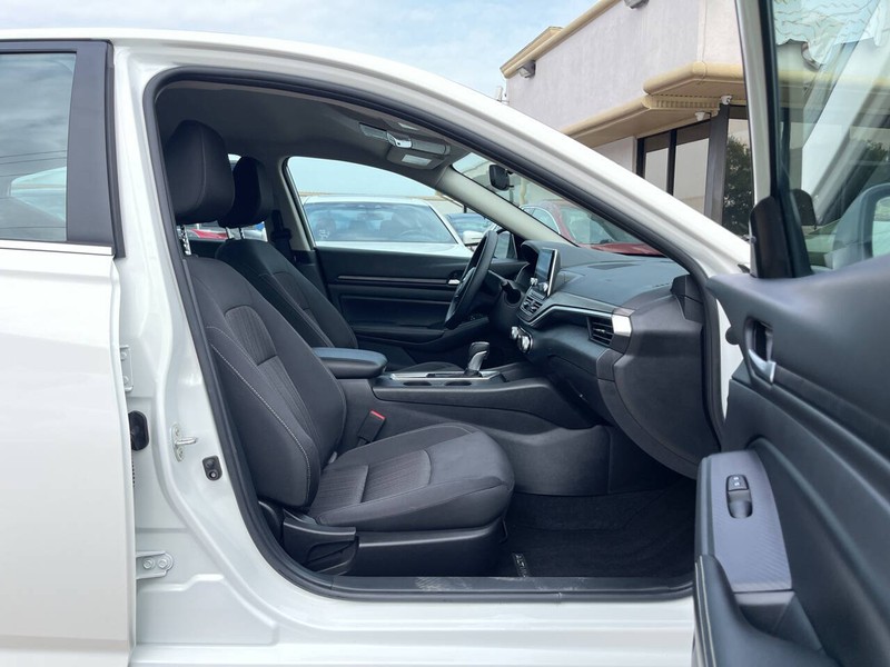 Nissan Altima Vehicle Image 11
