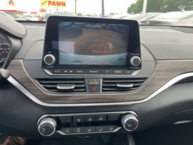 Nissan Altima Vehicle Image 12