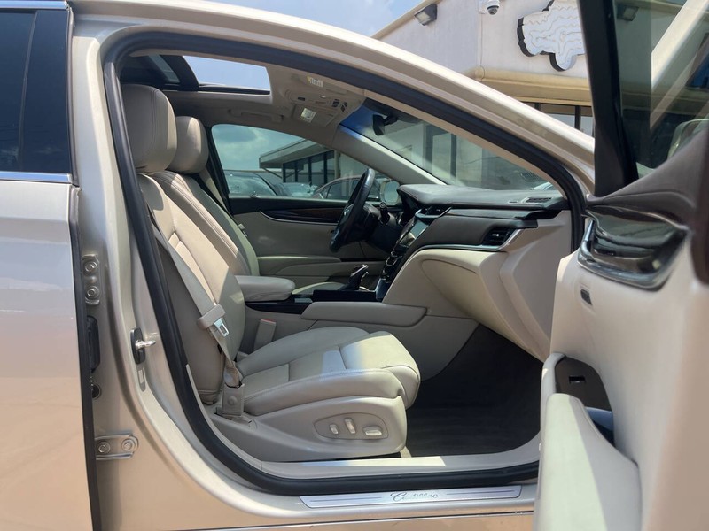 Cadillac XTS Vehicle Image 11