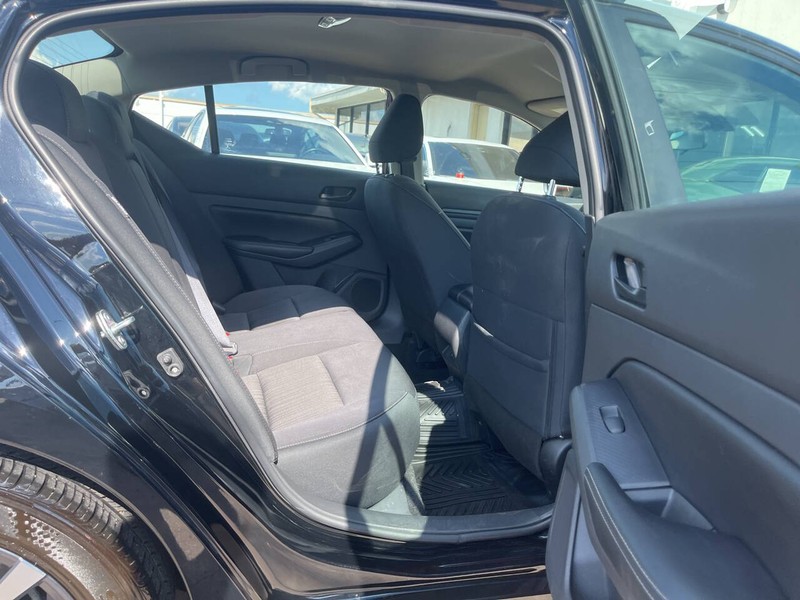 Nissan Altima Vehicle Image 09