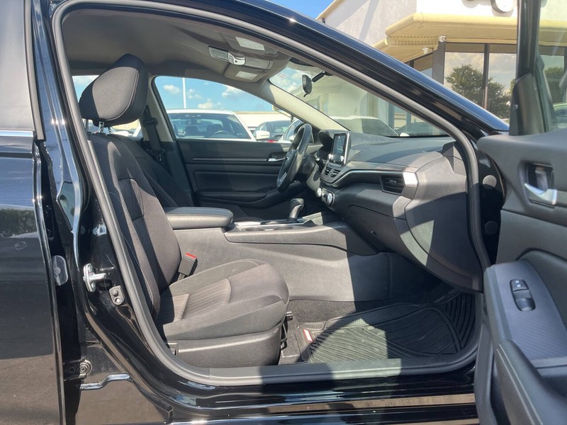 Nissan Altima Vehicle Image 10