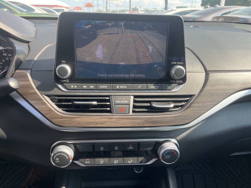 Nissan Altima Vehicle Image 11
