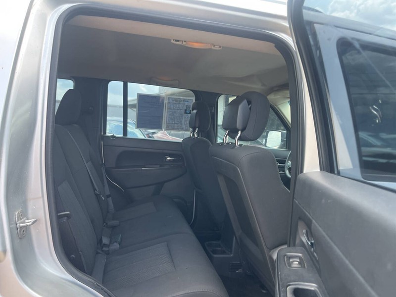 Jeep Liberty Vehicle Image 09