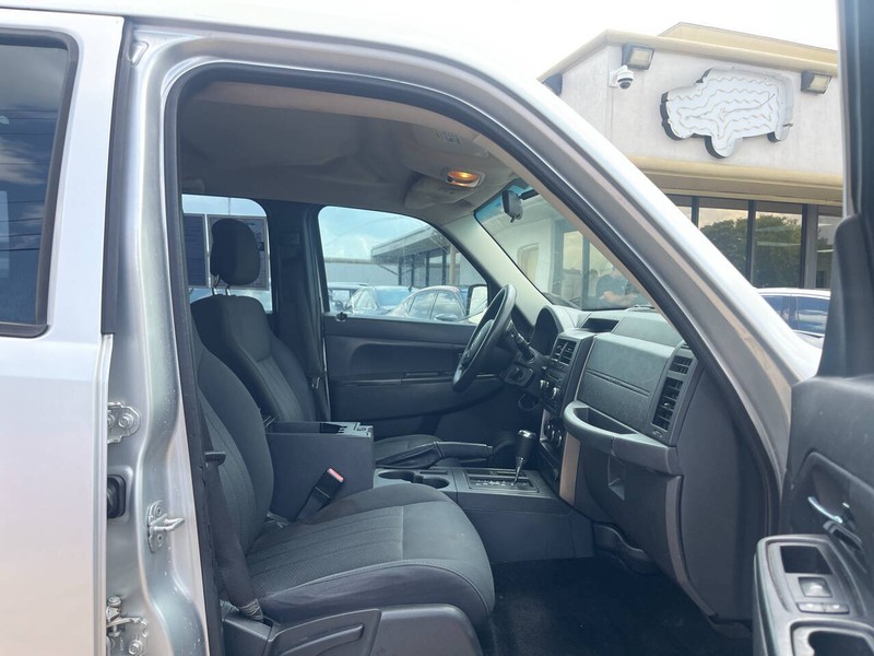 Jeep Liberty Vehicle Image 10