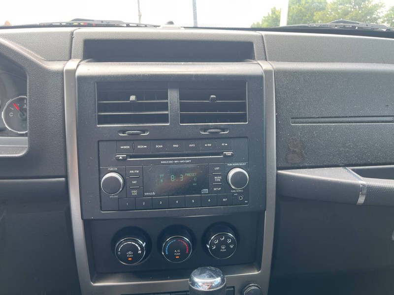 Jeep Liberty Vehicle Image 11