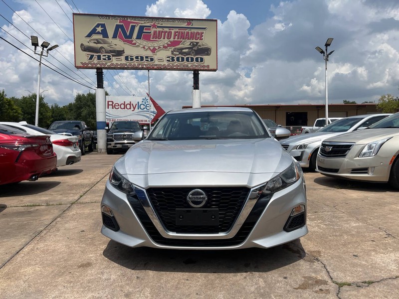 Nissan Altima Vehicle Image 02