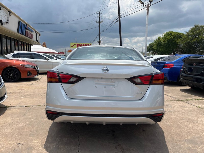 Nissan Altima Vehicle Image 04