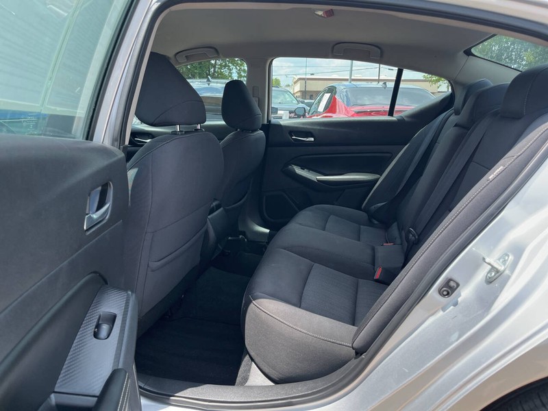 Nissan Altima Vehicle Image 08