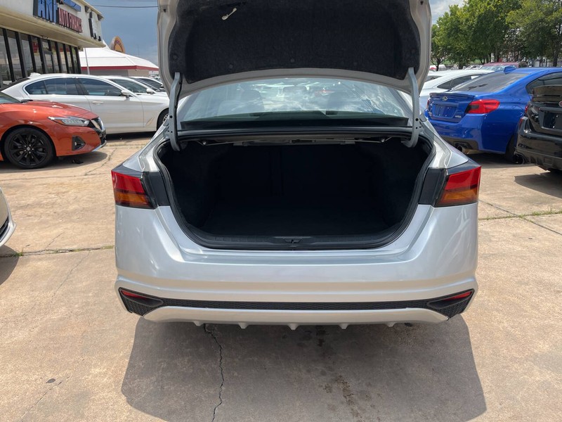 Nissan Altima Vehicle Image 09