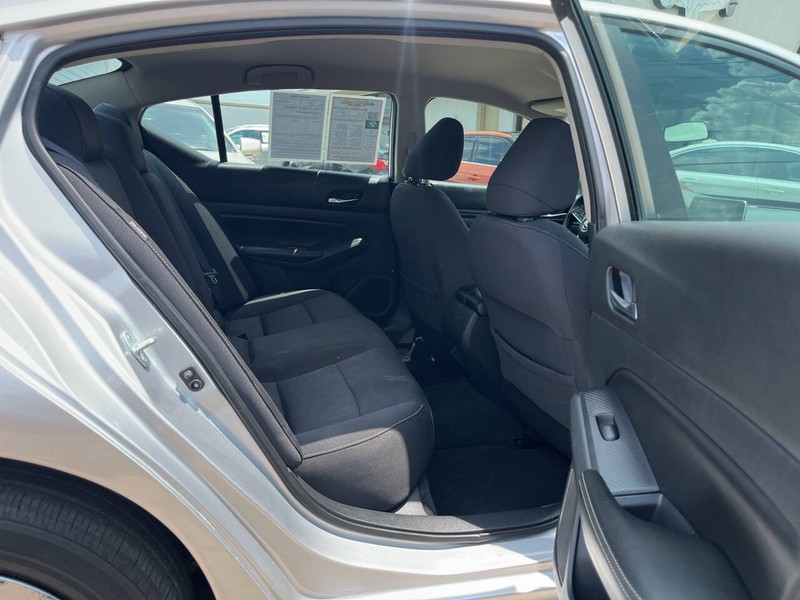 Nissan Altima Vehicle Image 10