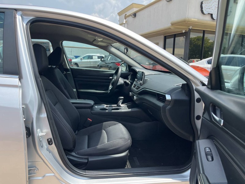 Nissan Altima Vehicle Image 11