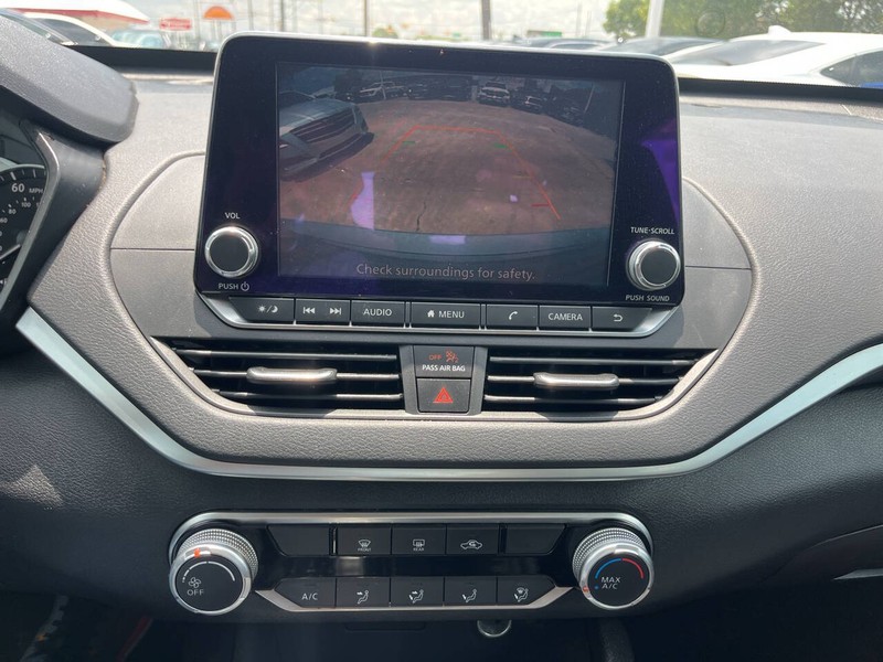 Nissan Altima Vehicle Image 12