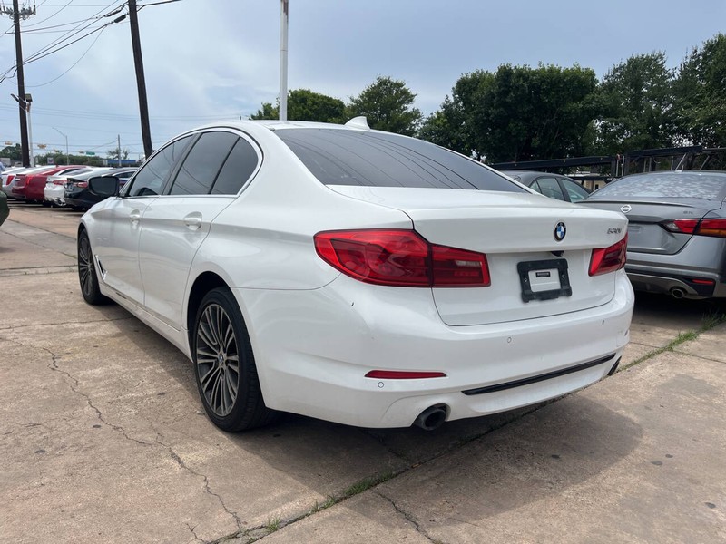 BMW 5 Series Vehicle Image 03