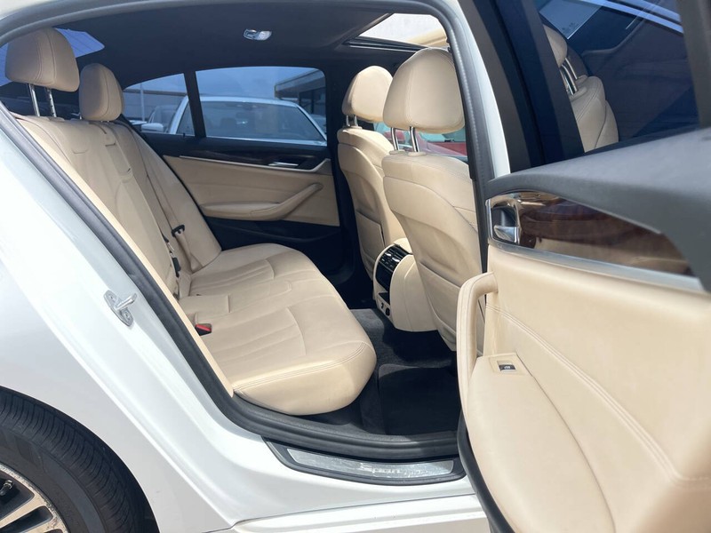 BMW 5 Series Vehicle Image 10