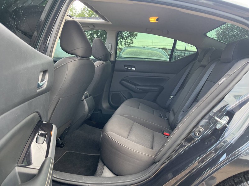 Nissan Altima Vehicle Image 08