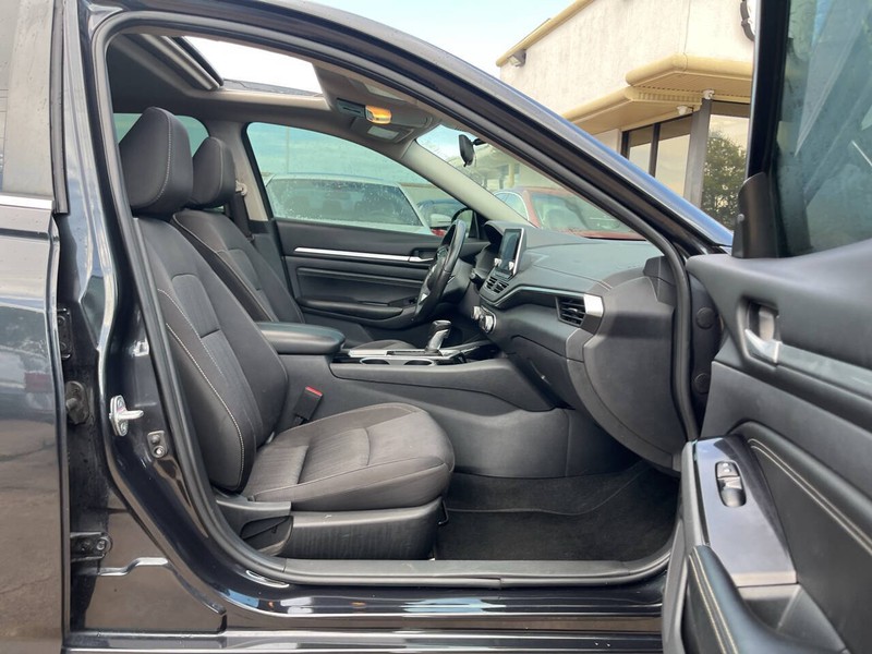 Nissan Altima Vehicle Image 11