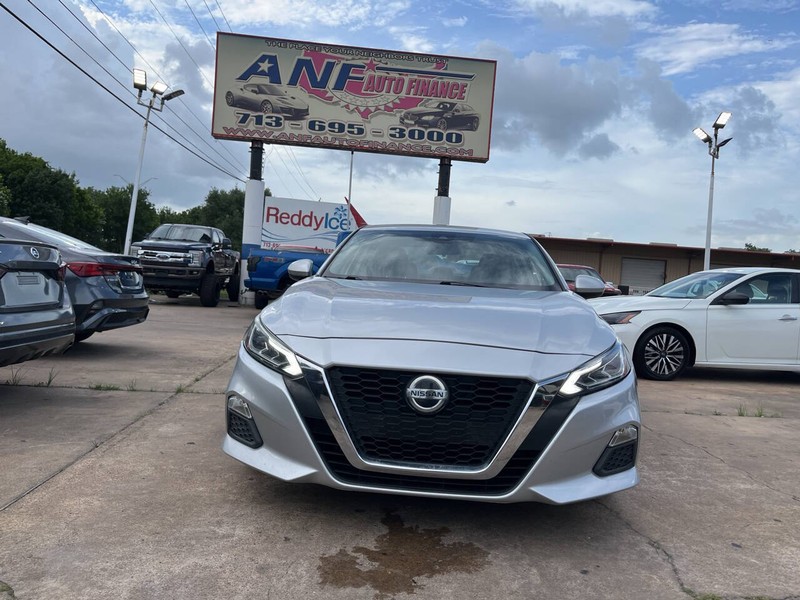 Nissan Altima Vehicle Image 02