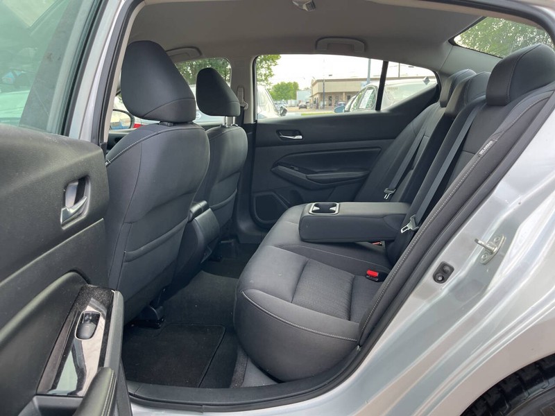 Nissan Altima Vehicle Image 08