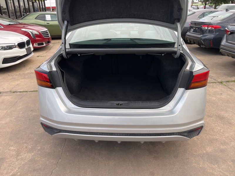 Nissan Altima Vehicle Image 09