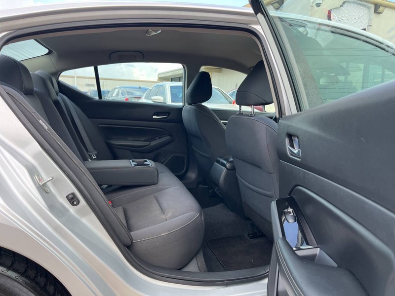 Nissan Altima Vehicle Image 10