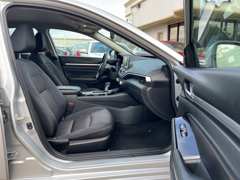 Nissan Altima Vehicle Image 11