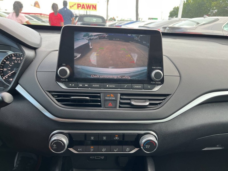 Nissan Altima Vehicle Image 12