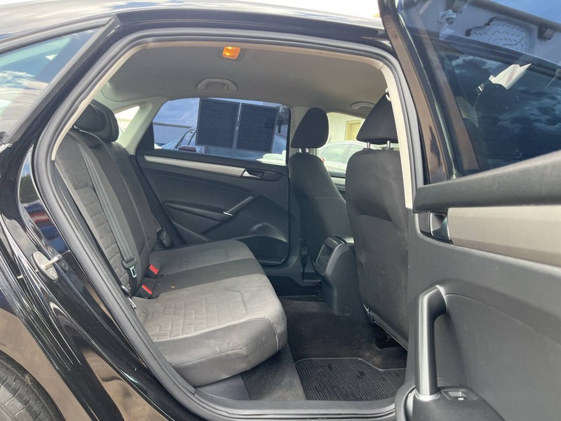 Volkswagen Passat Vehicle Image 09