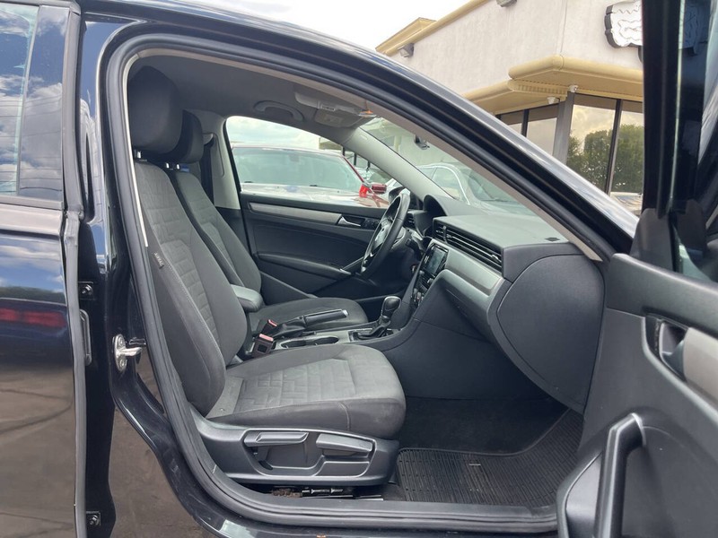 Volkswagen Passat Vehicle Image 10