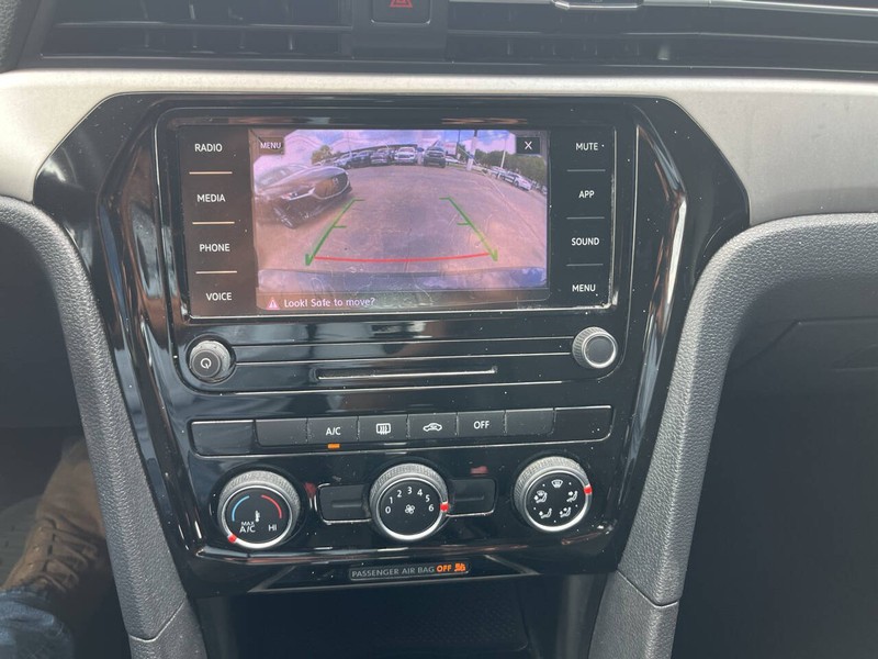 Volkswagen Passat Vehicle Image 11