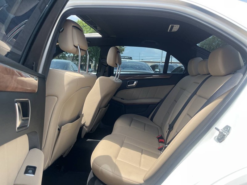 Mercedes-Benz E-Class Vehicle Image 08