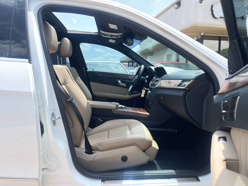 Mercedes-Benz E-Class Vehicle Image 11