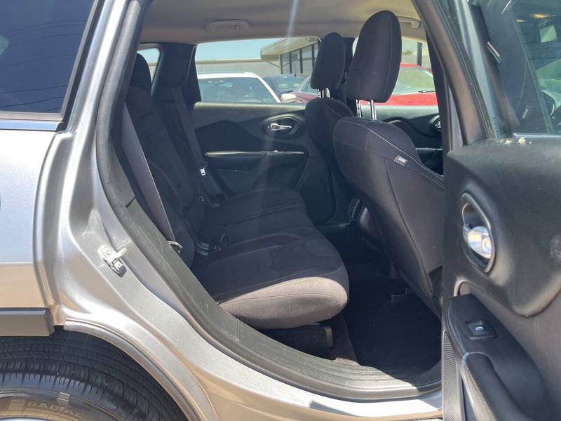 Jeep Cherokee Vehicle Image 10