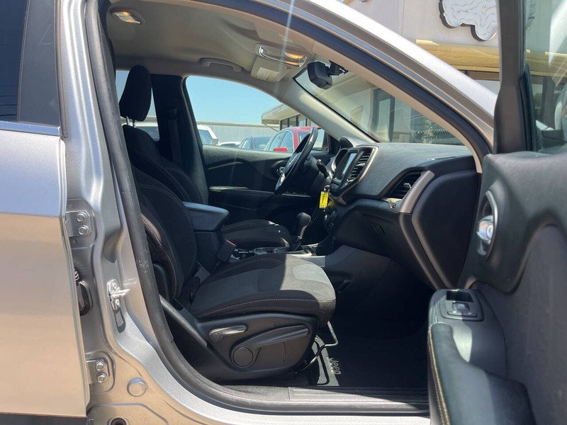 Jeep Cherokee Vehicle Image 11