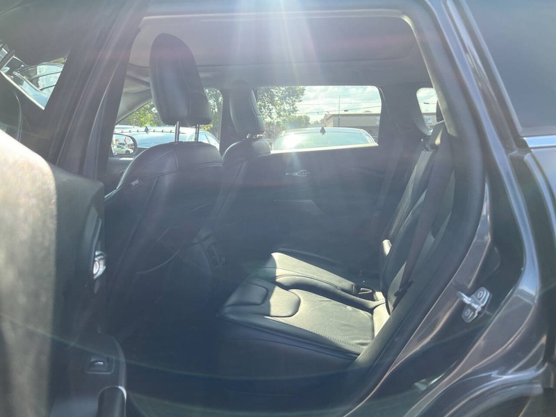 Jeep Cherokee Vehicle Image 08