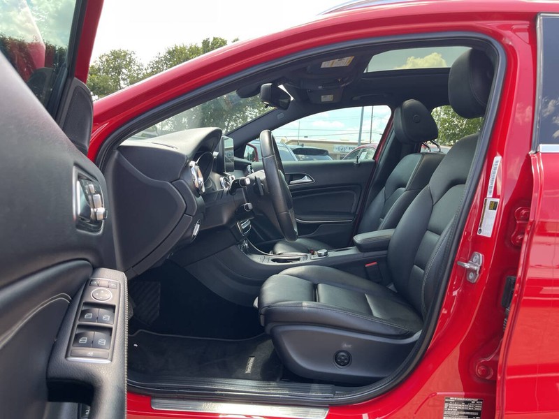 Mercedes-Benz GLA Vehicle Image 07