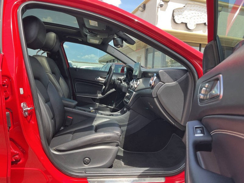 Mercedes-Benz GLA Vehicle Image 11