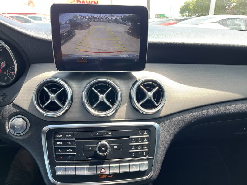 Mercedes-Benz GLA Vehicle Image 12