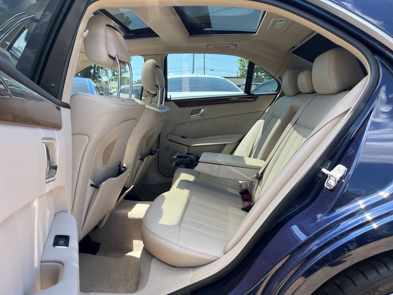 Mercedes-Benz E-Class Vehicle Image 08