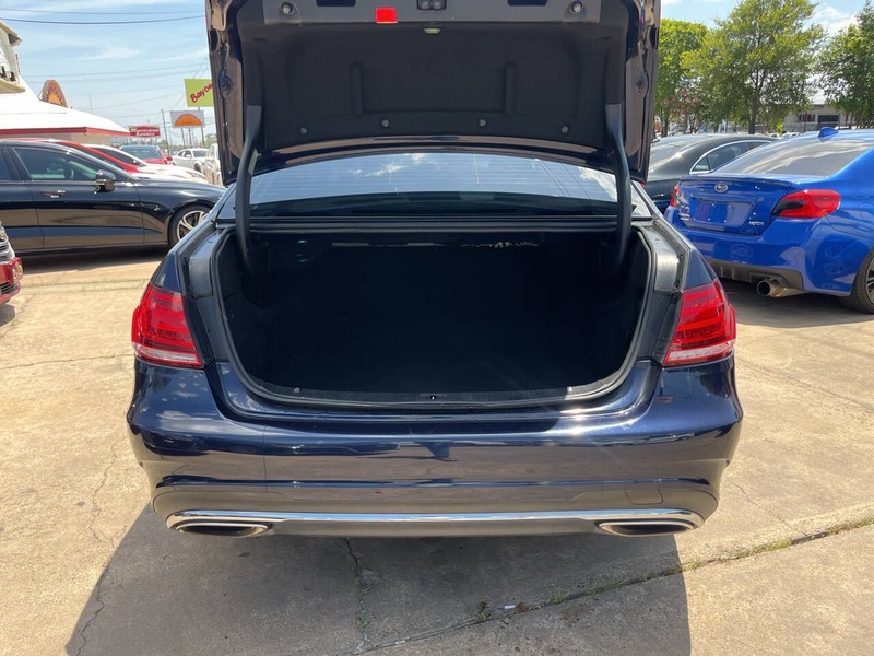 Mercedes-Benz E-Class Vehicle Image 09