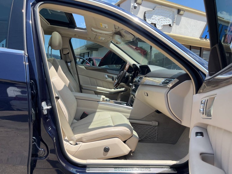 Mercedes-Benz E-Class Vehicle Image 11