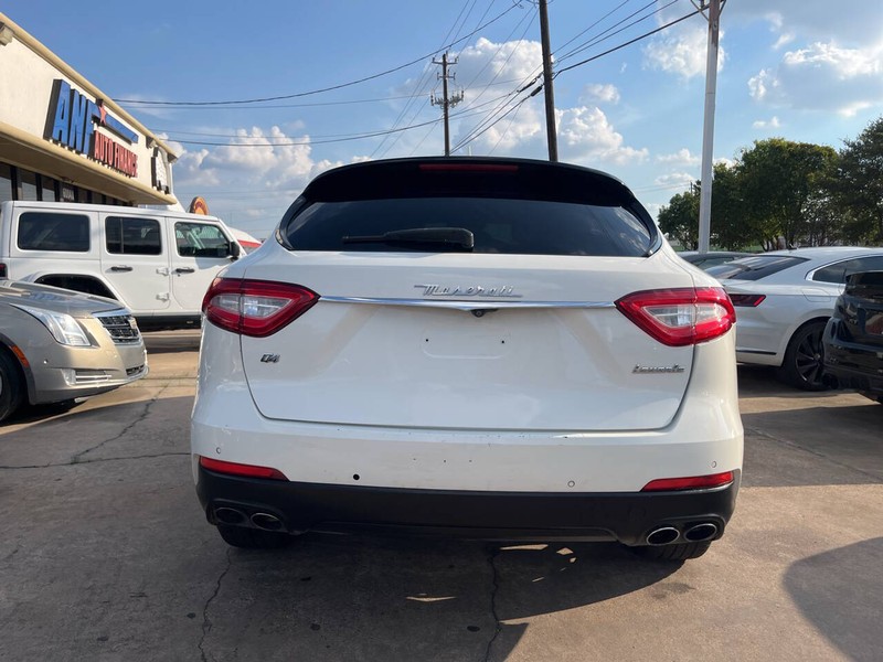 Maserati Levante Vehicle Image 04