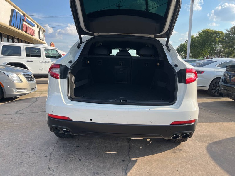 Maserati Levante Vehicle Image 09