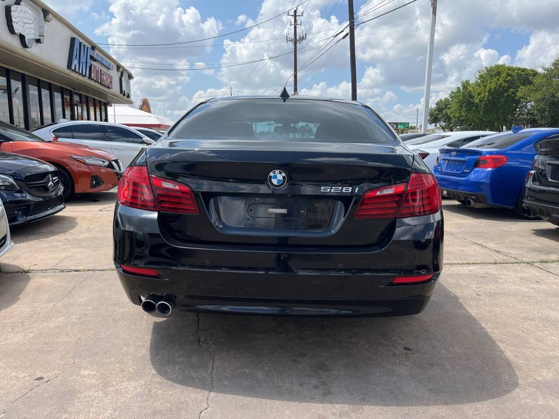 BMW 5 Series Vehicle Image 04