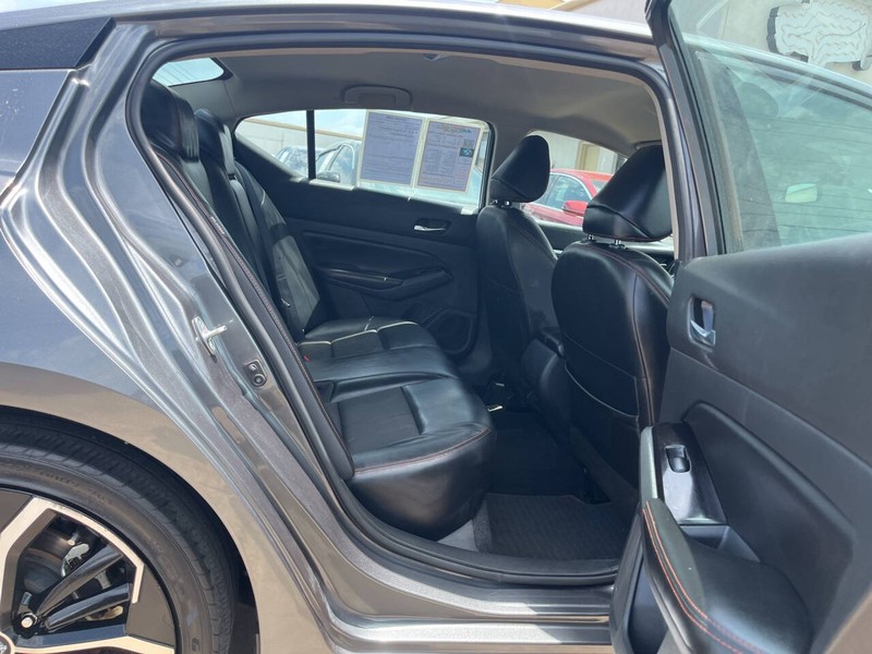 Nissan Altima Vehicle Image 10