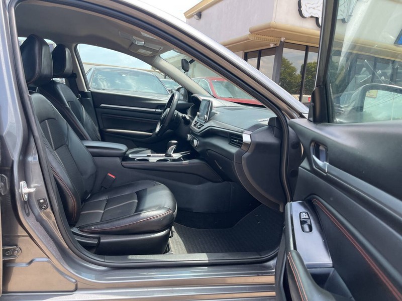 Nissan Altima Vehicle Image 11