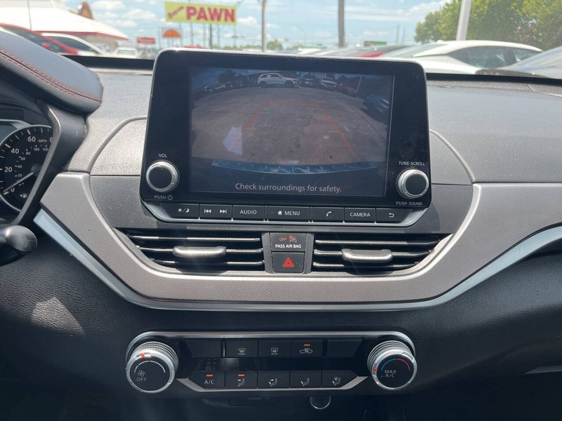 Nissan Altima Vehicle Image 12